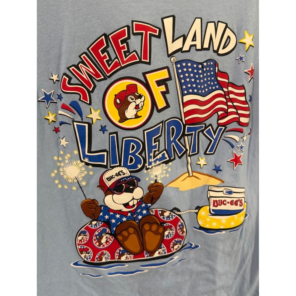 Buc-ee's Sweet Land of Liberty Patriotic Graphic T-Shirt Light Blue Mens Medium